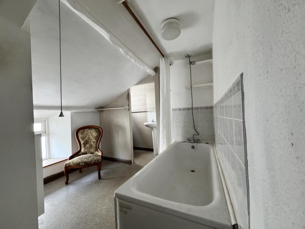 Lot: 35 - THREE-BEDROOM COTTAGE - Family Bathroom